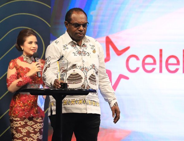 Bupati Keerom Mendapatkan Penghargaan Indonesia Visionary Leader